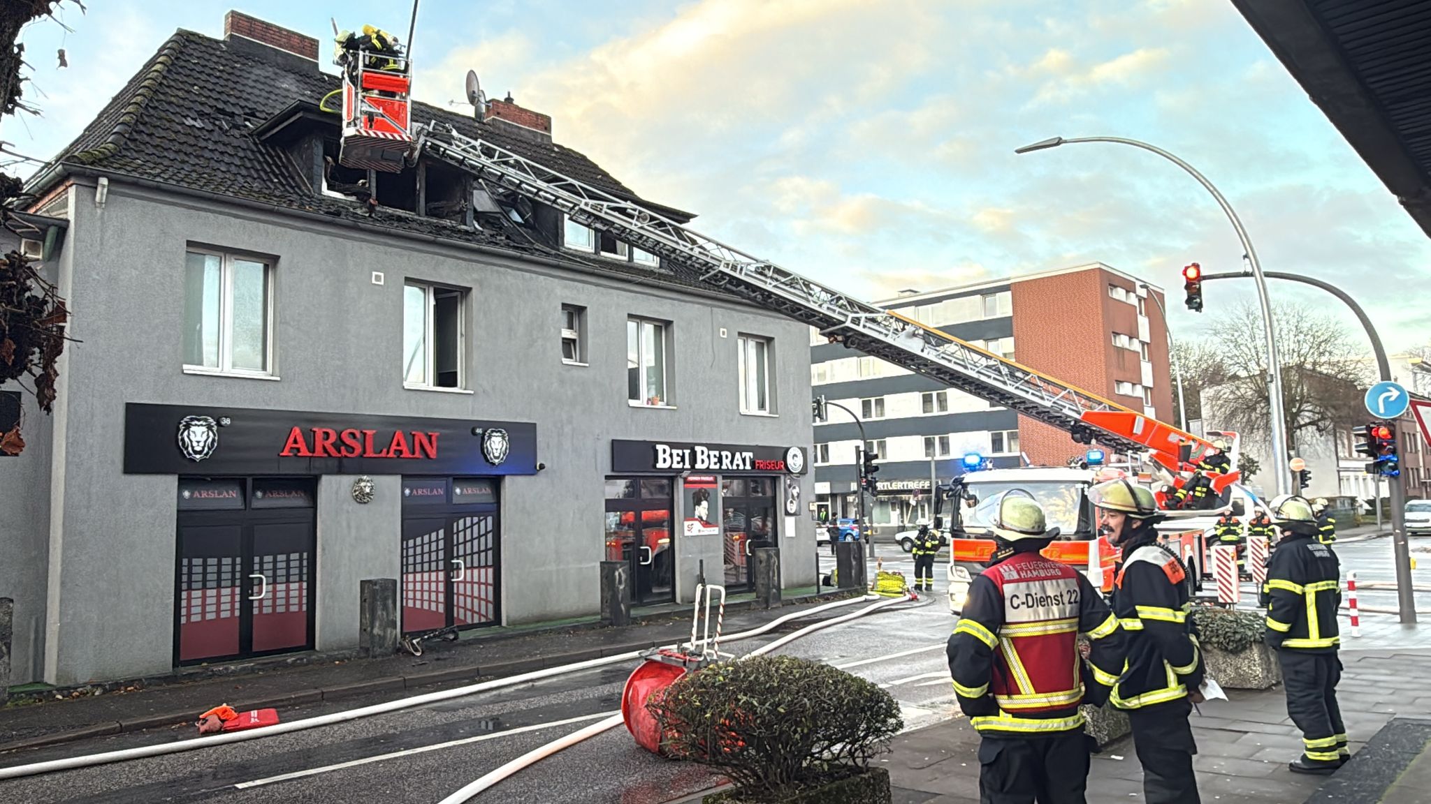 Dachwohnung in Billstedt in Flammen – Großalarm und Straßensperrung