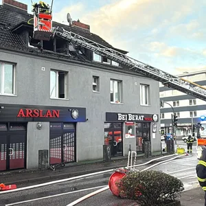 Dachwohnung in Billstedt in Flammen – Großalarm und Straßensperrung