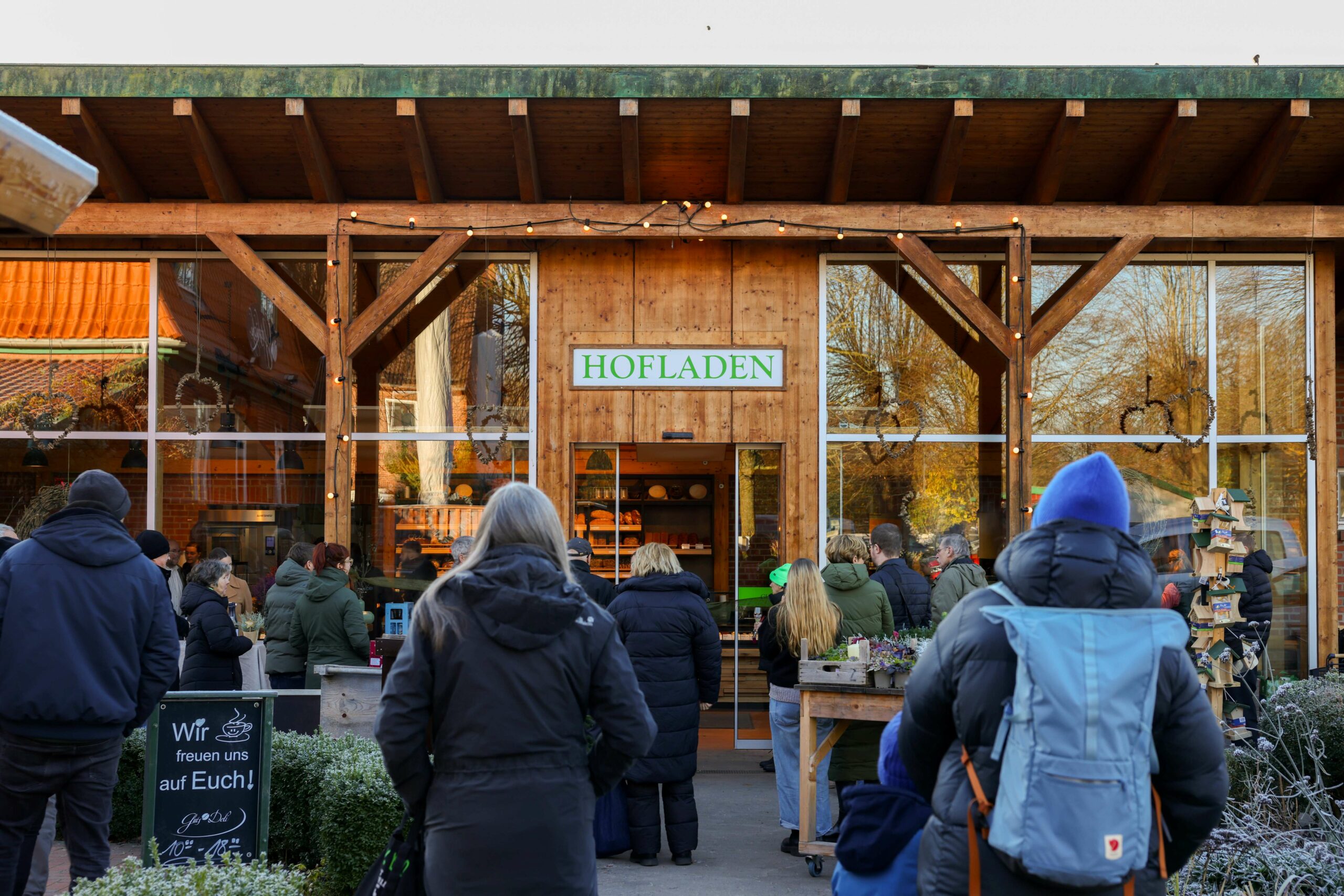 Neugierige Kunden bei der Wiedereröffnung des Hofladens auf dem „Gut Wulskfelde“