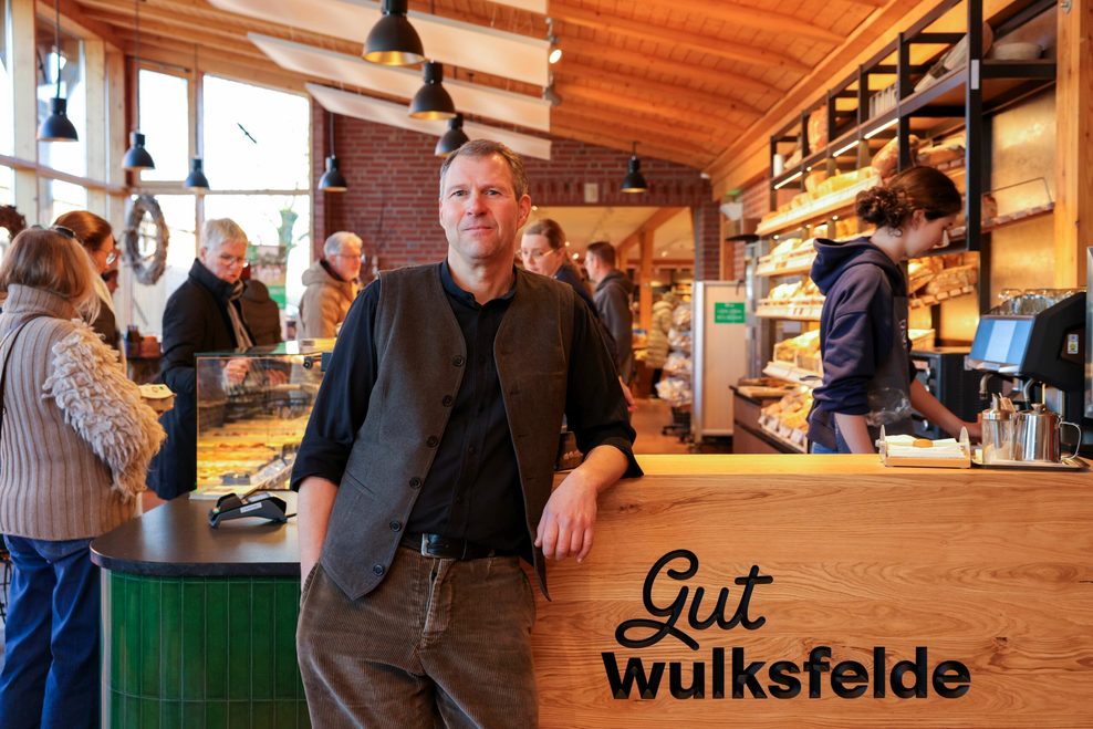 Tobias Baron leitet den Hofladen: „Es war uns wichtig, dass die Produkte, die bei uns auf dem Hof angebaut und verarbeitet werden, im Laden richtig zur Geltung kommen.“