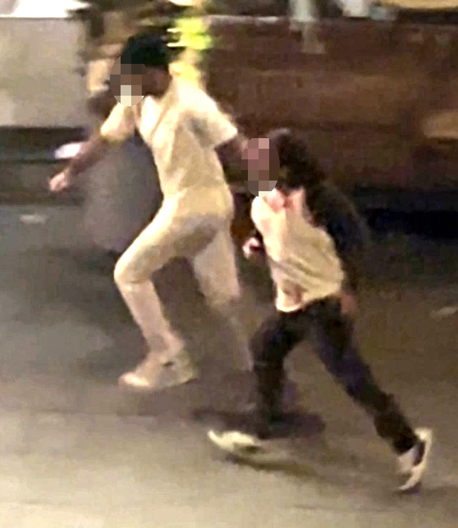 Unter anderem mit diesem Bild aus einer Überwachungskamera fahndete die Polizei öffentlich nach den Verdächtigen.