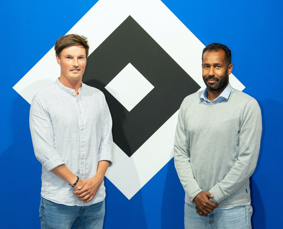 Merlin Polzin und Daniel Thioune vor einer HSV-Wand