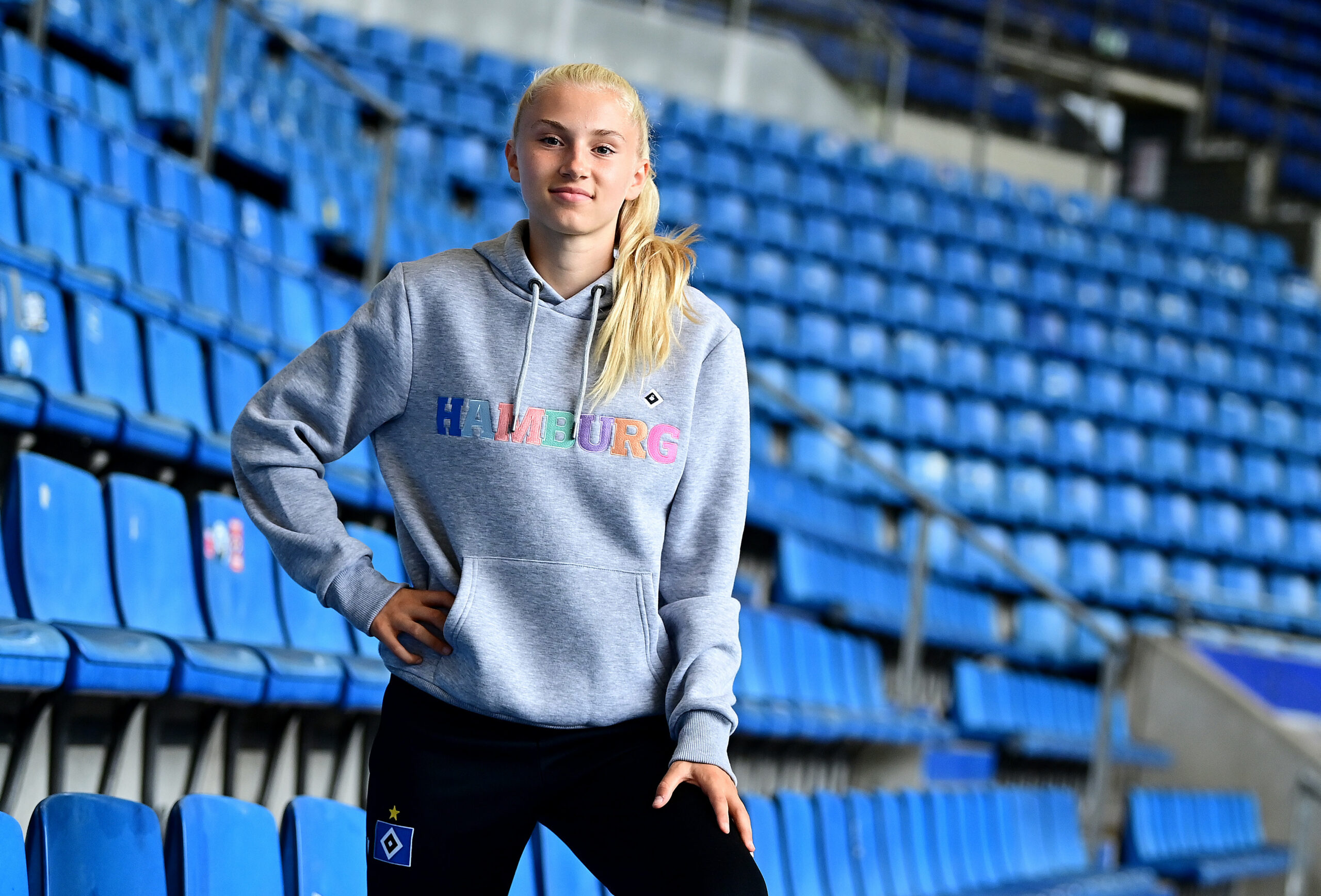Paulina Bartz mit HSV-Pulli im leeren Volksparkstadion