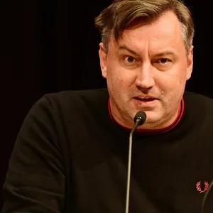 St. Paulis Aufsichtsrat Rene Born hält eine Rede.