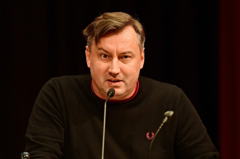 St. Paulis Aufsichtsrat Rene Born hält eine Rede.