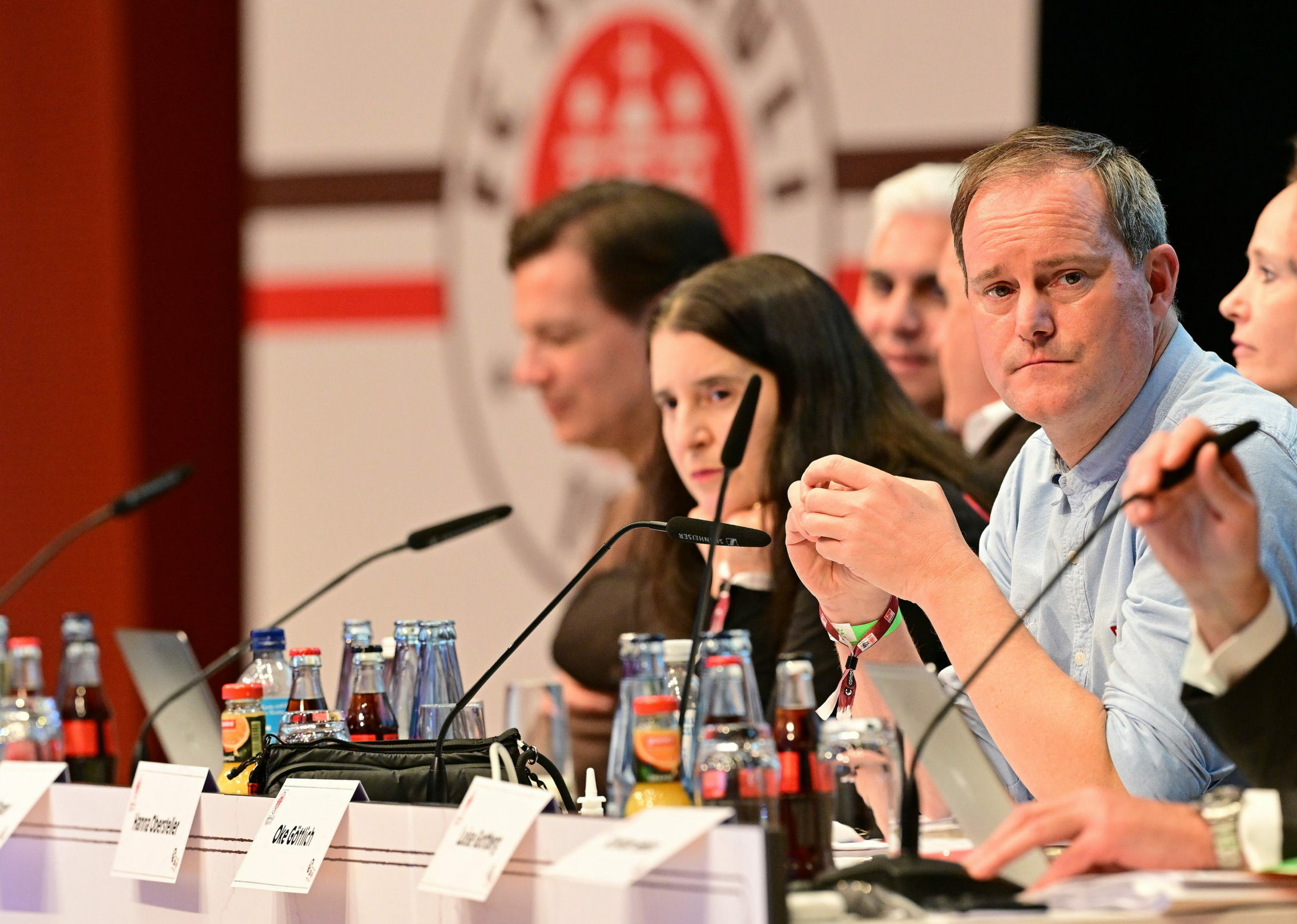 St. Pauli-Präsident Oke Göttlich schaut auf einer Versammlung ernst
