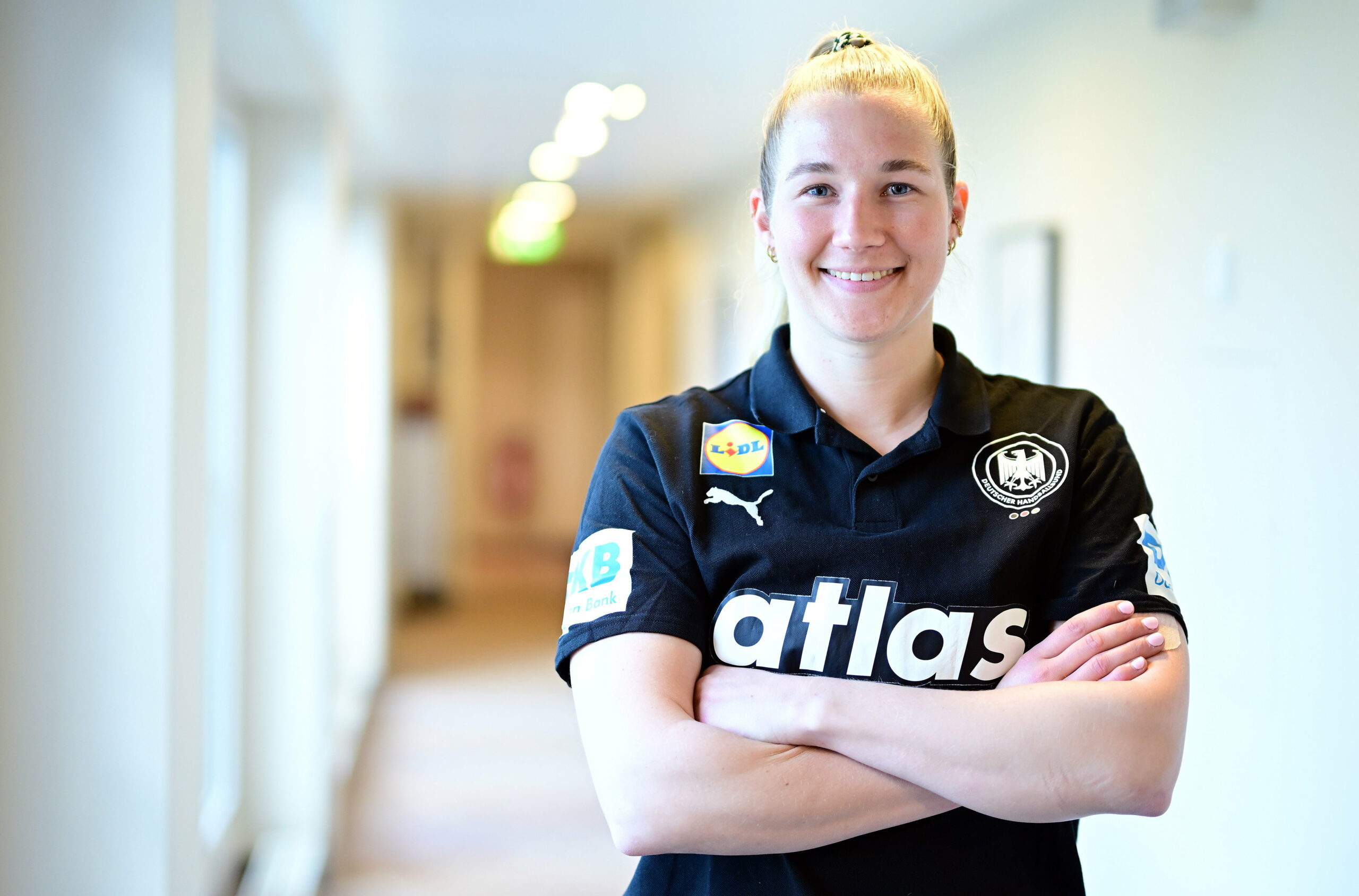 Katharina Filter verschränkt die Arme beim Fotoshooting