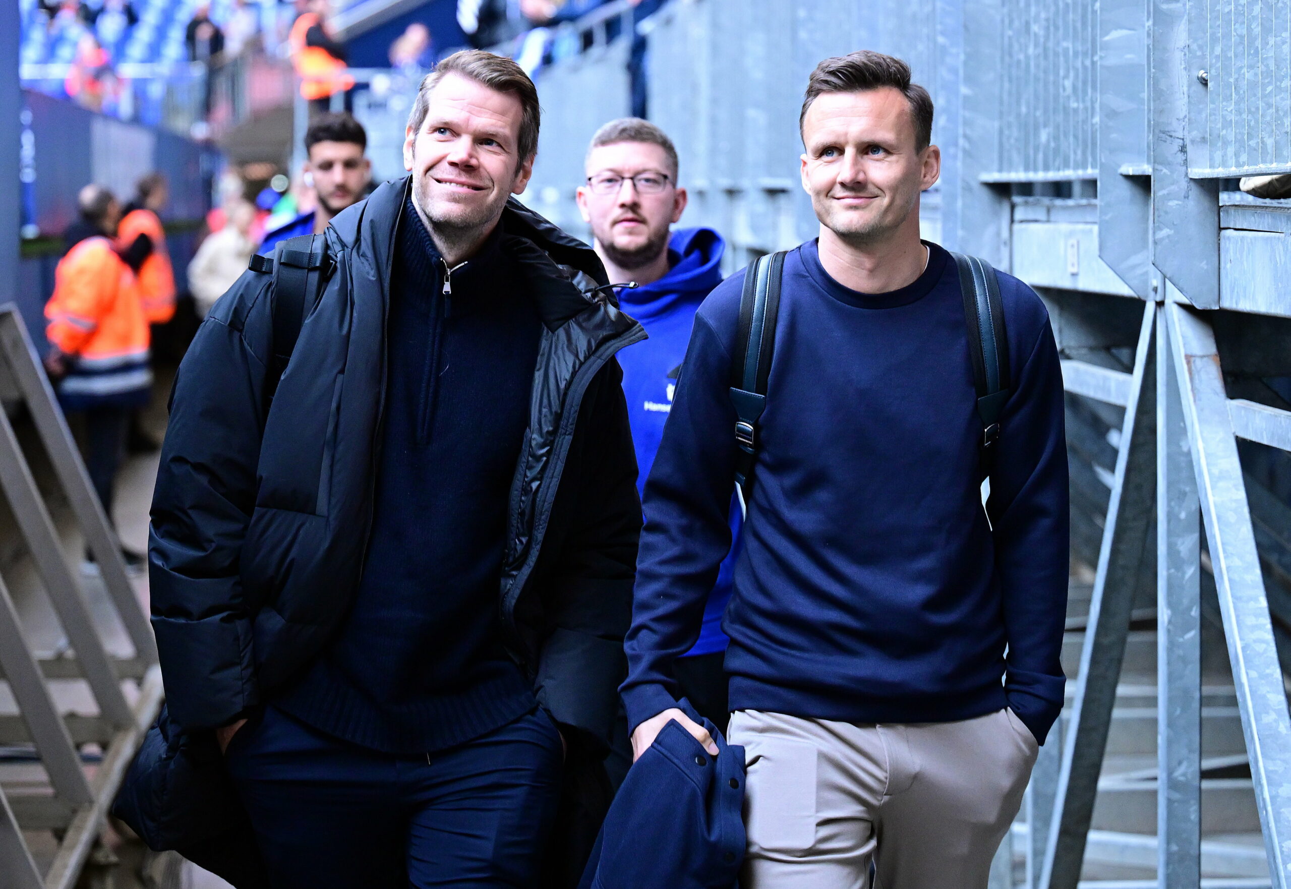 Eric Huwer und Claus Costa grinsen auf dem Weg durchs Stadion
