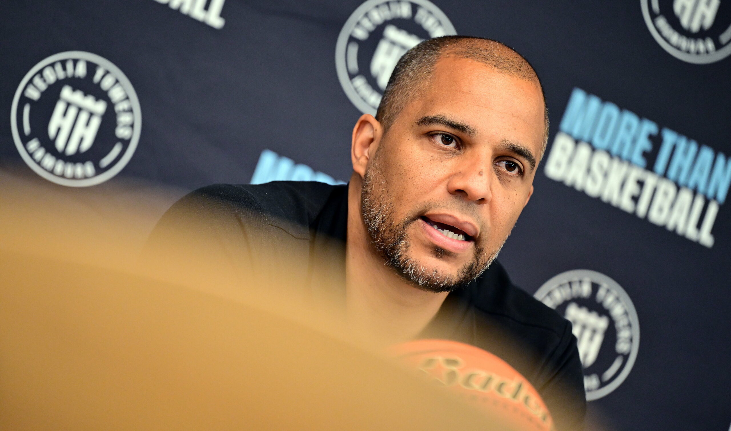 Marvin Willoughby bei einer Pressekonferenz