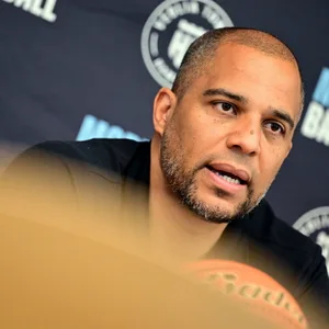 Marvin Willoughby bei einer Pressekonferenz