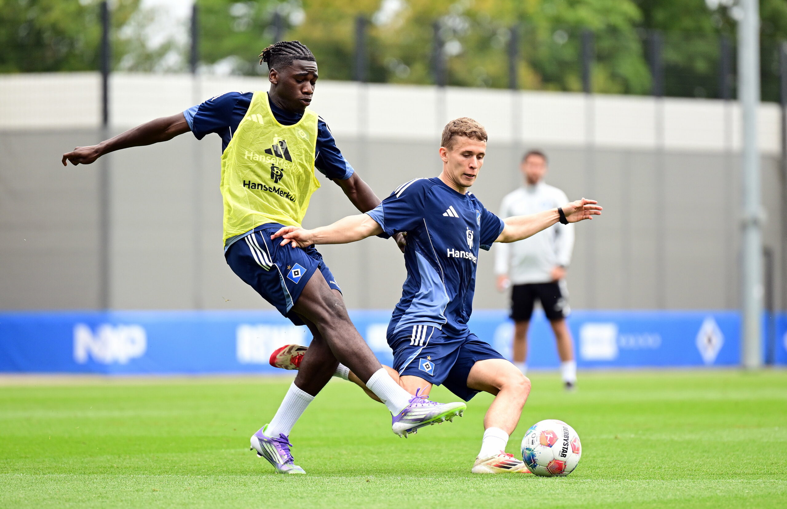 Fabio Baldé im Zweikampf mit Anssi Suhonen beim HSV-Training