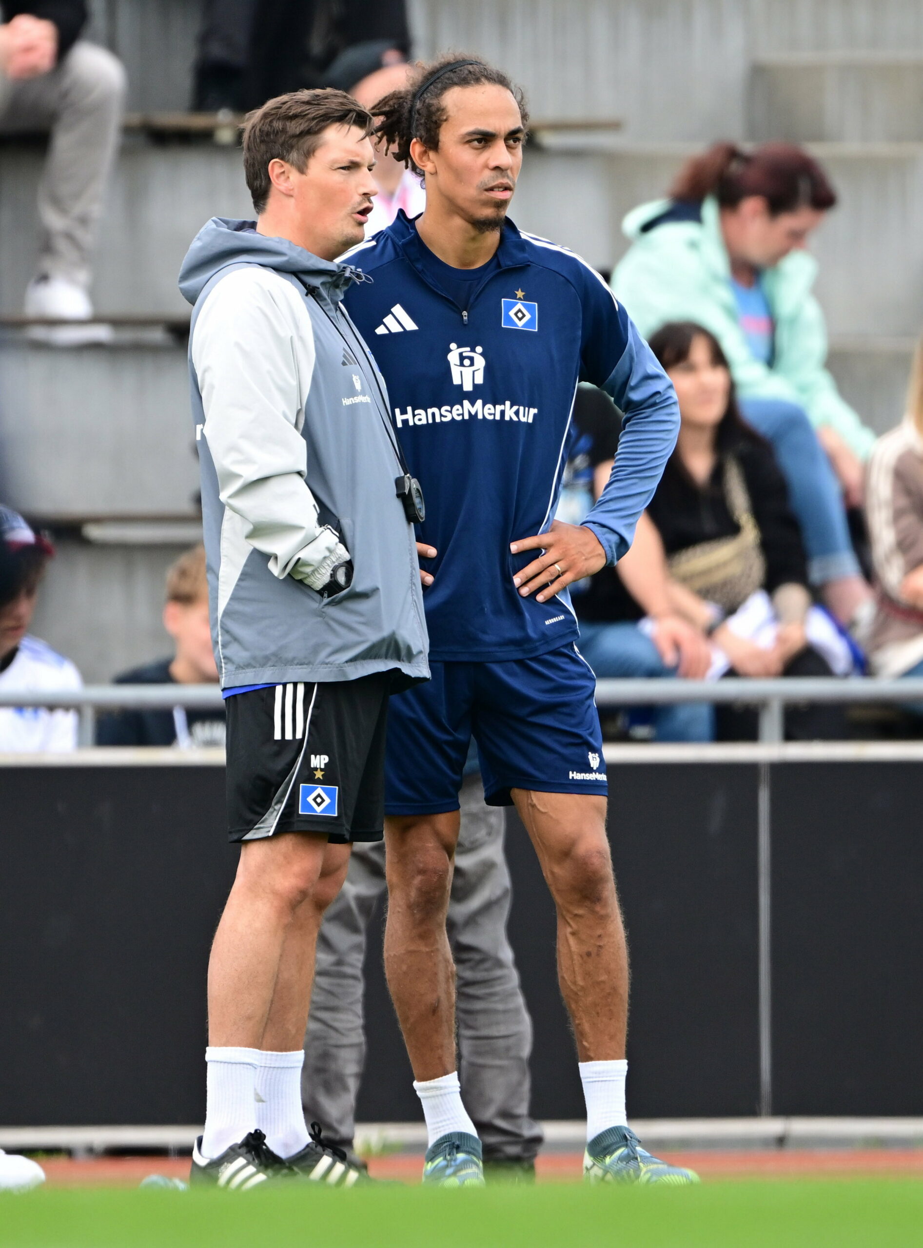 Merlin Polzin spricht beim HSV-Training mit Yussuf Poulsen