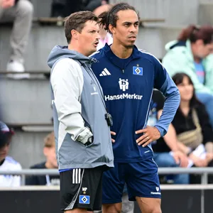 Merlin Polzin spricht beim HSV-Training mit Yussuf Poulsen
