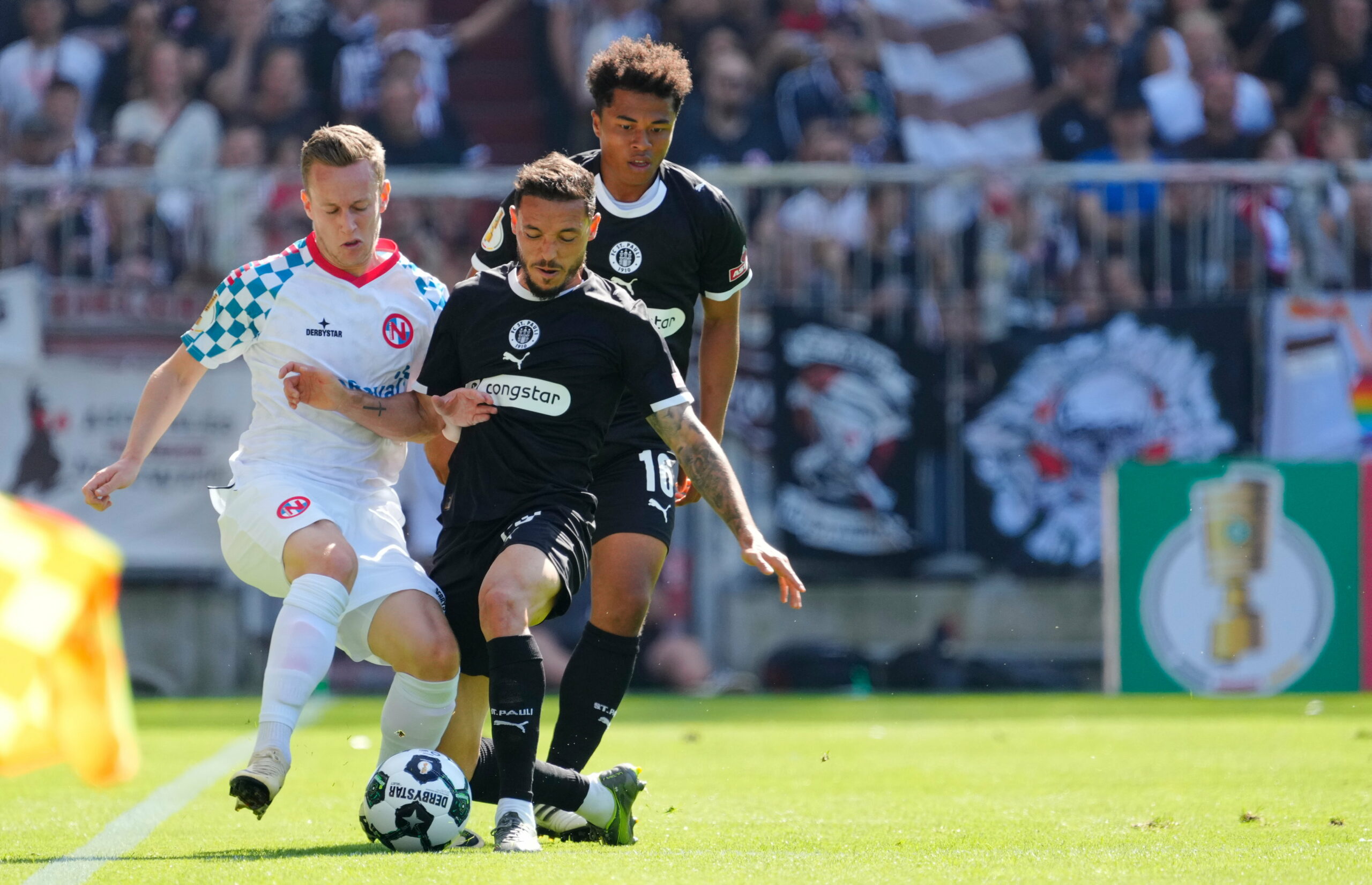 Norderstedts Jonas Behounek überraschte im Pokal Mathias Pereira Lage und Joel Chima Fujita.