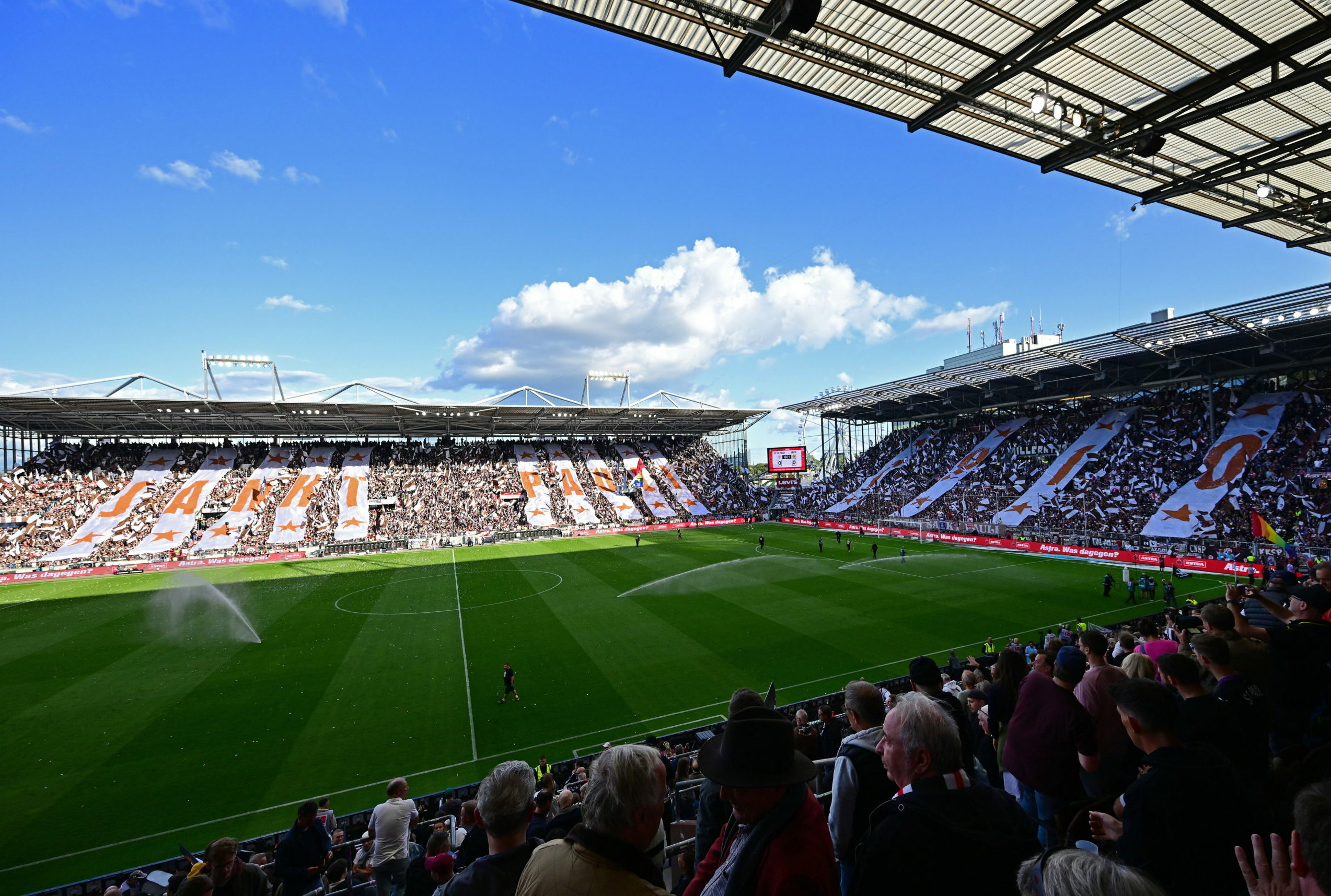 Das Millerntorstadion des FC St. Pauli mit vollbesetzten Tribünen