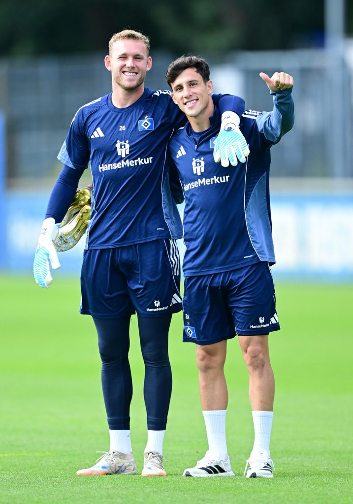 Daniel Peretz und Nicolás Capaldo lächeln Arm in Arm in die Kamera