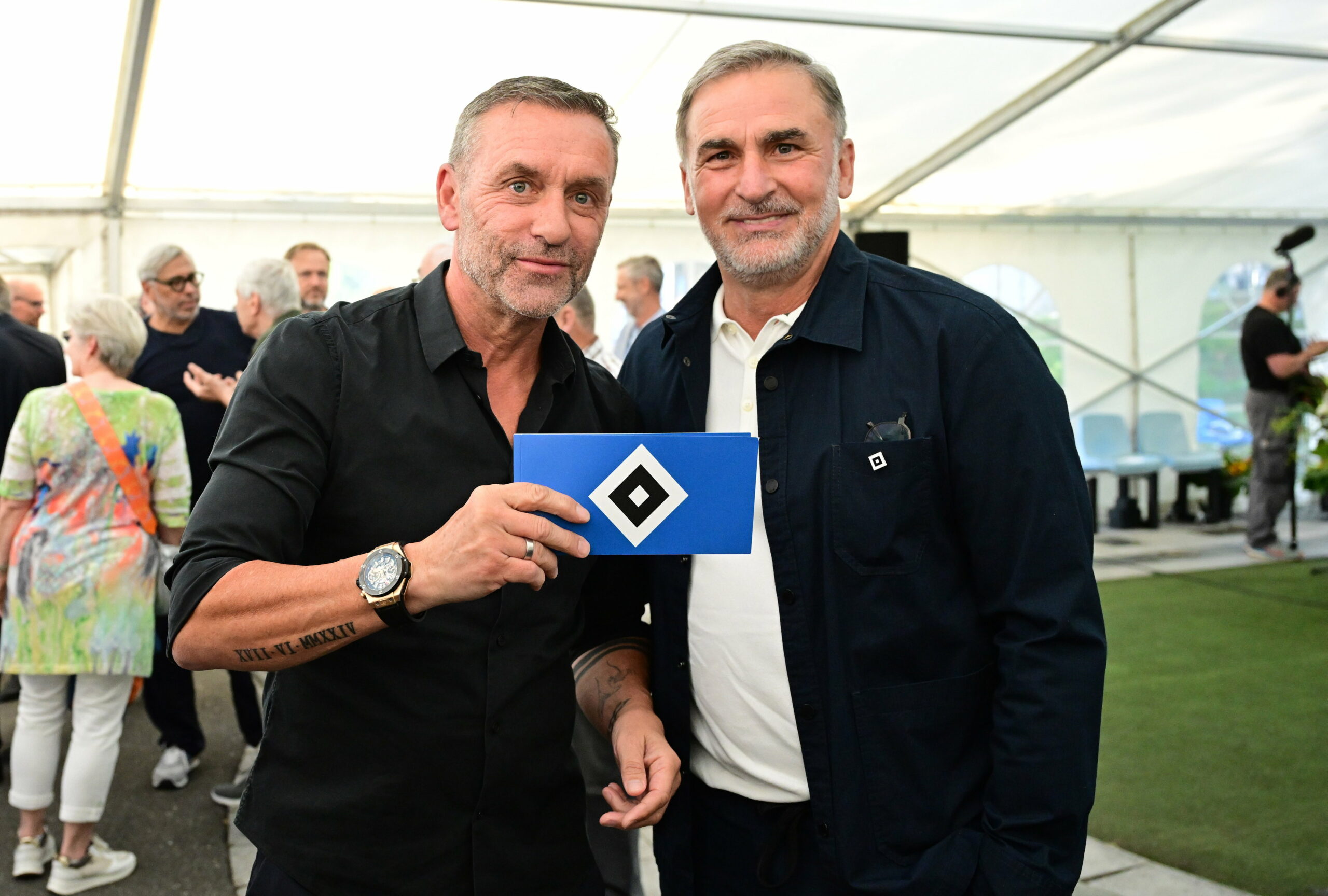 Ende August verewigte sich Thomas Doll auf dem Walk of Fame des HSV und traf dort auch Sportvorstand Stefan Kuntz.