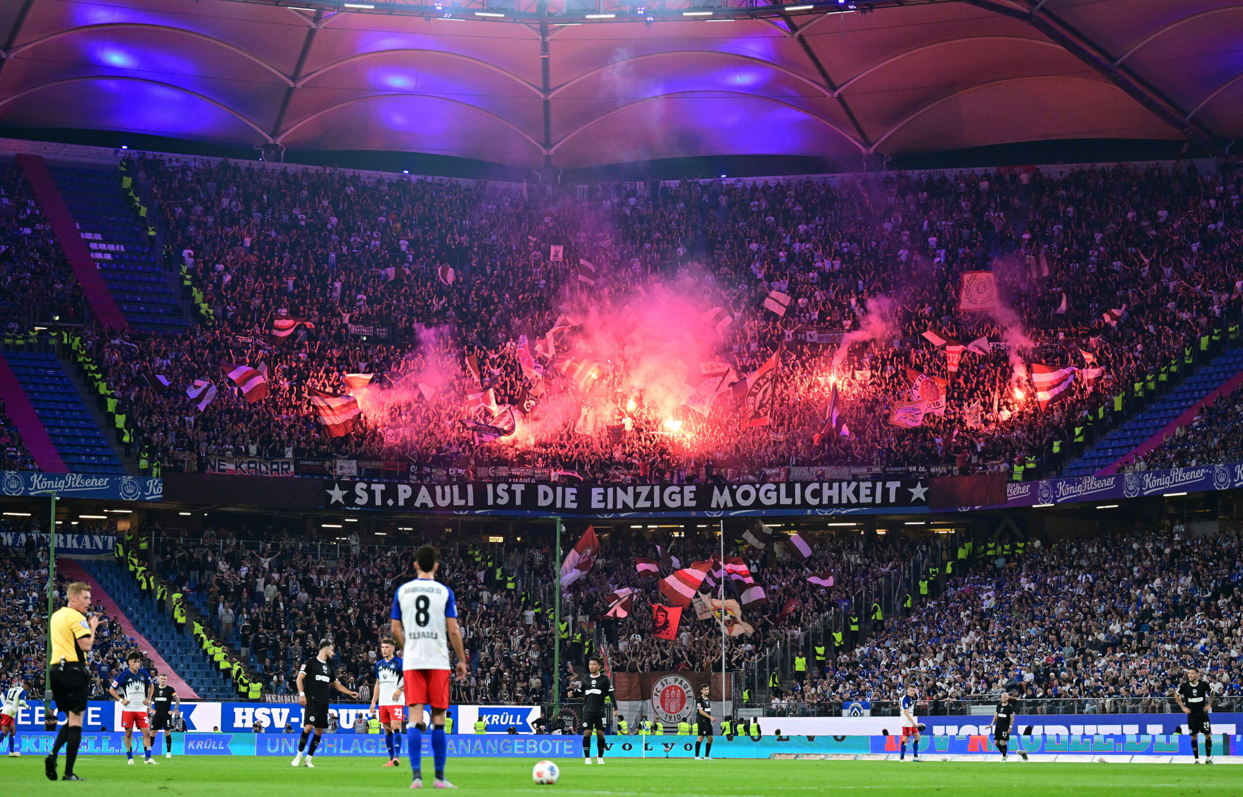 Im Stadtderby zündeten St. Paulis Anhänger fleißig Bengalische Feuer.