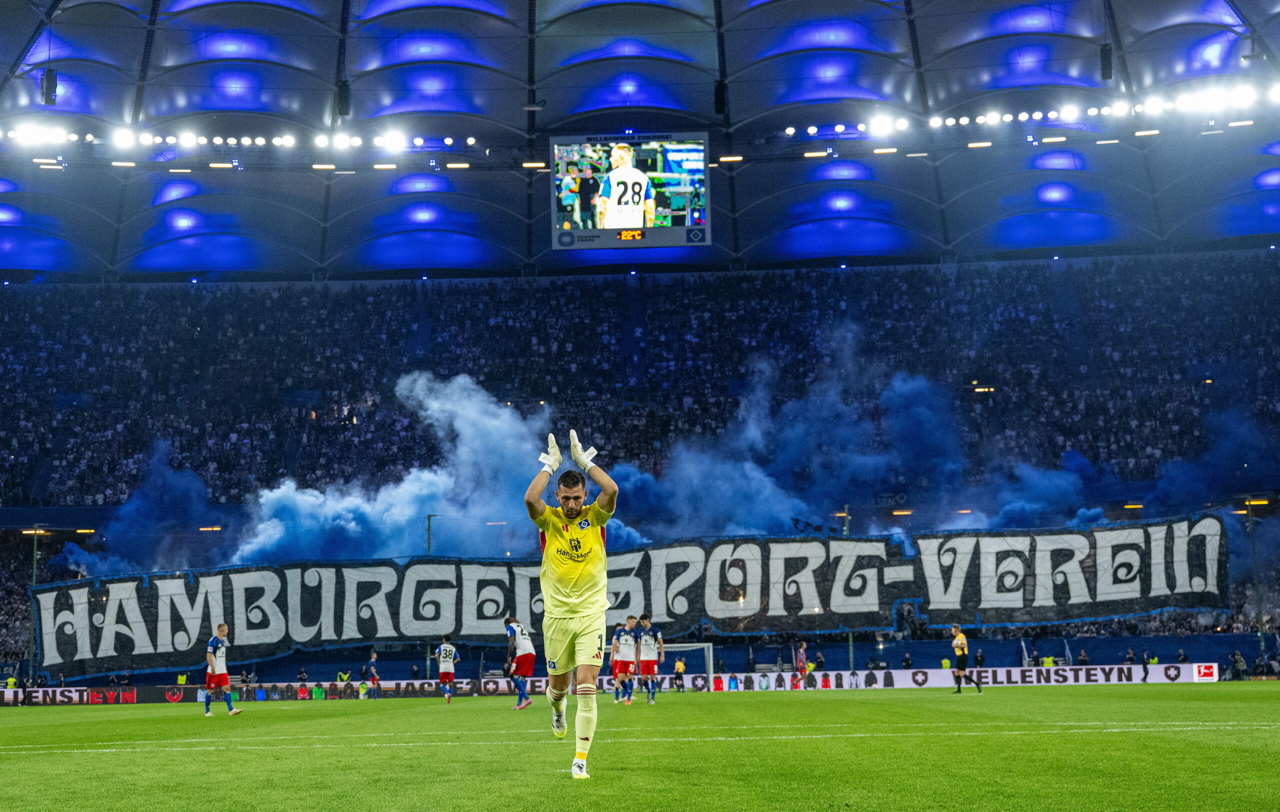 HSV-Torhüter Daniel Heuer Fernandes klatscht im vollen Volksparkstadion in die Hände.