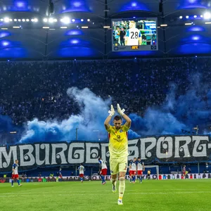 HSV-Torhüter Daniel Heuer Fernandes klatscht im vollen Volksparkstadion in die Hände.