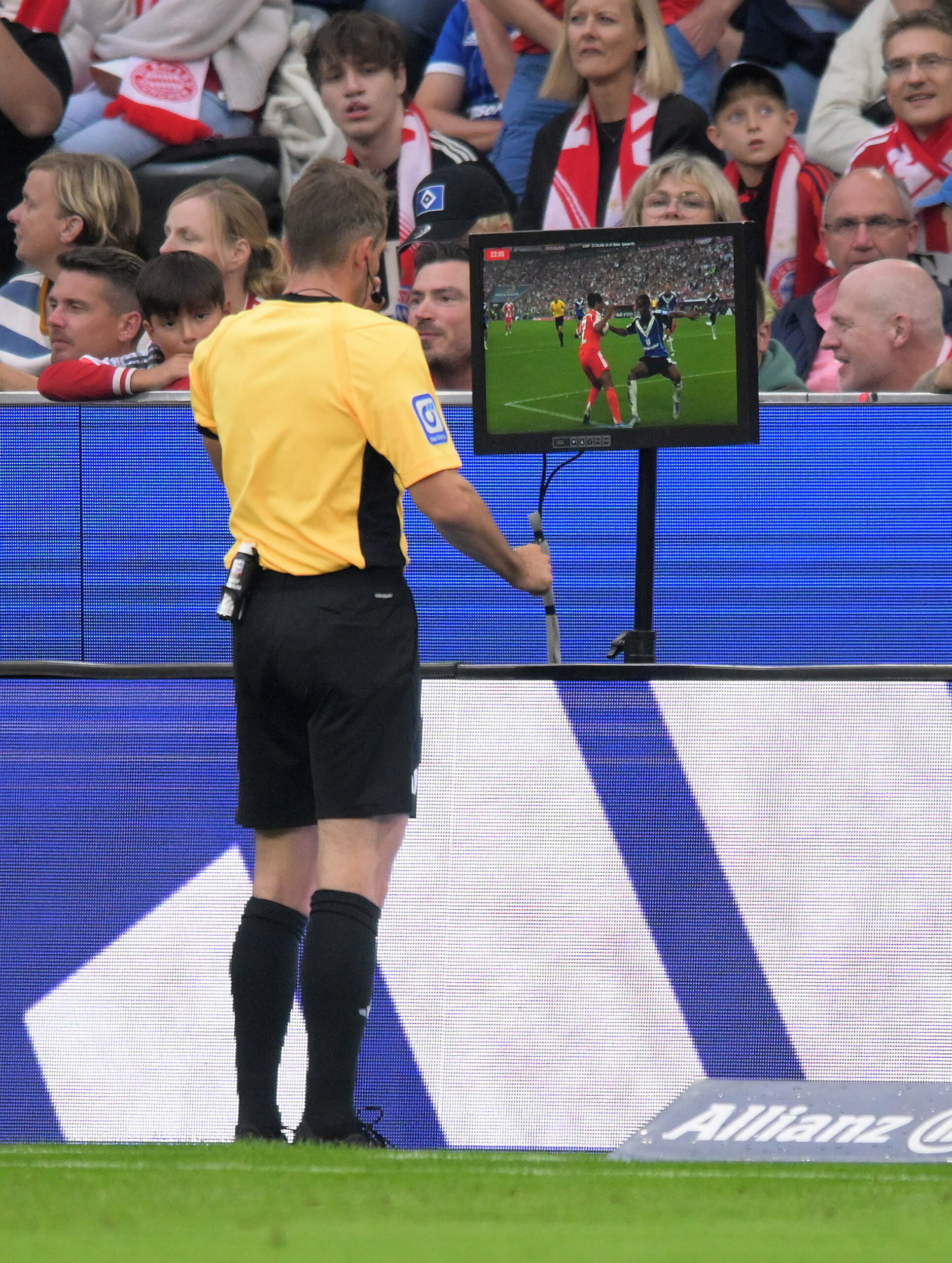 Schiedsrichter Tobias Stieler beim Videobeweis in der Review Area