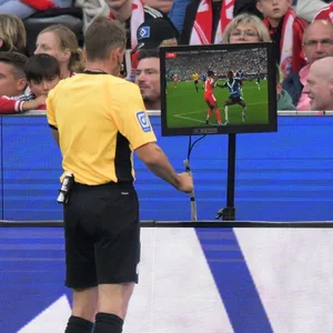 Schiedsrichter Tobias Stieler beim Videobeweis in der Review Area