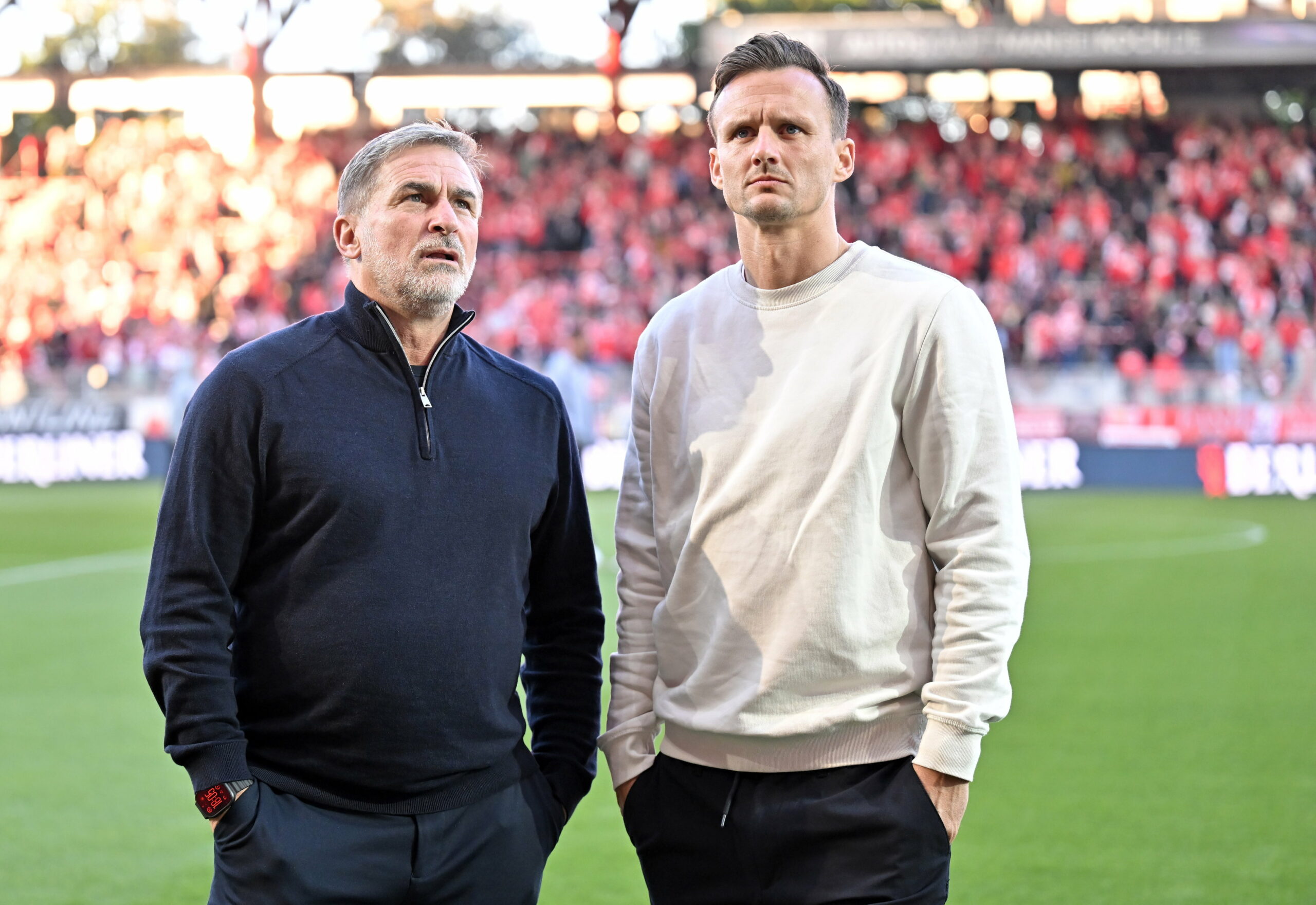 HSV-Sportvorstand Stefan Kuntz und Sportdirektor Claus Costa stehen gemeinsam auf dem Platz.