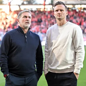 HSV-Sportvorstand Stefan Kuntz und Sportdirektor Claus Costa stehen gemeinsam auf dem Platz.