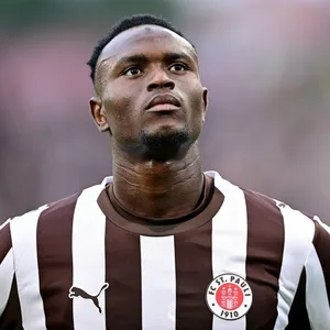 St. Pauli-Stürmer Abdoulie Ceesay schaut nachdenklich