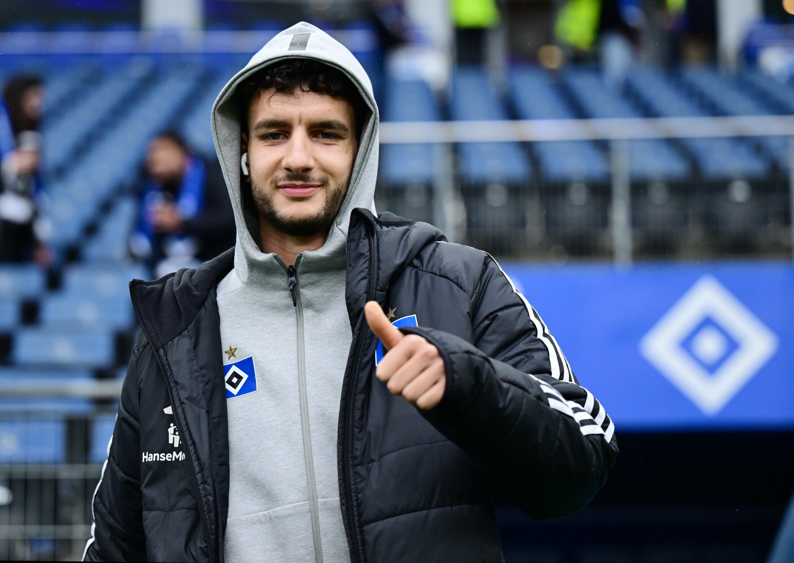 Daniel Elfadli macht den Daumen hoch bei einer Platzbegehung im Volksparkstadion.