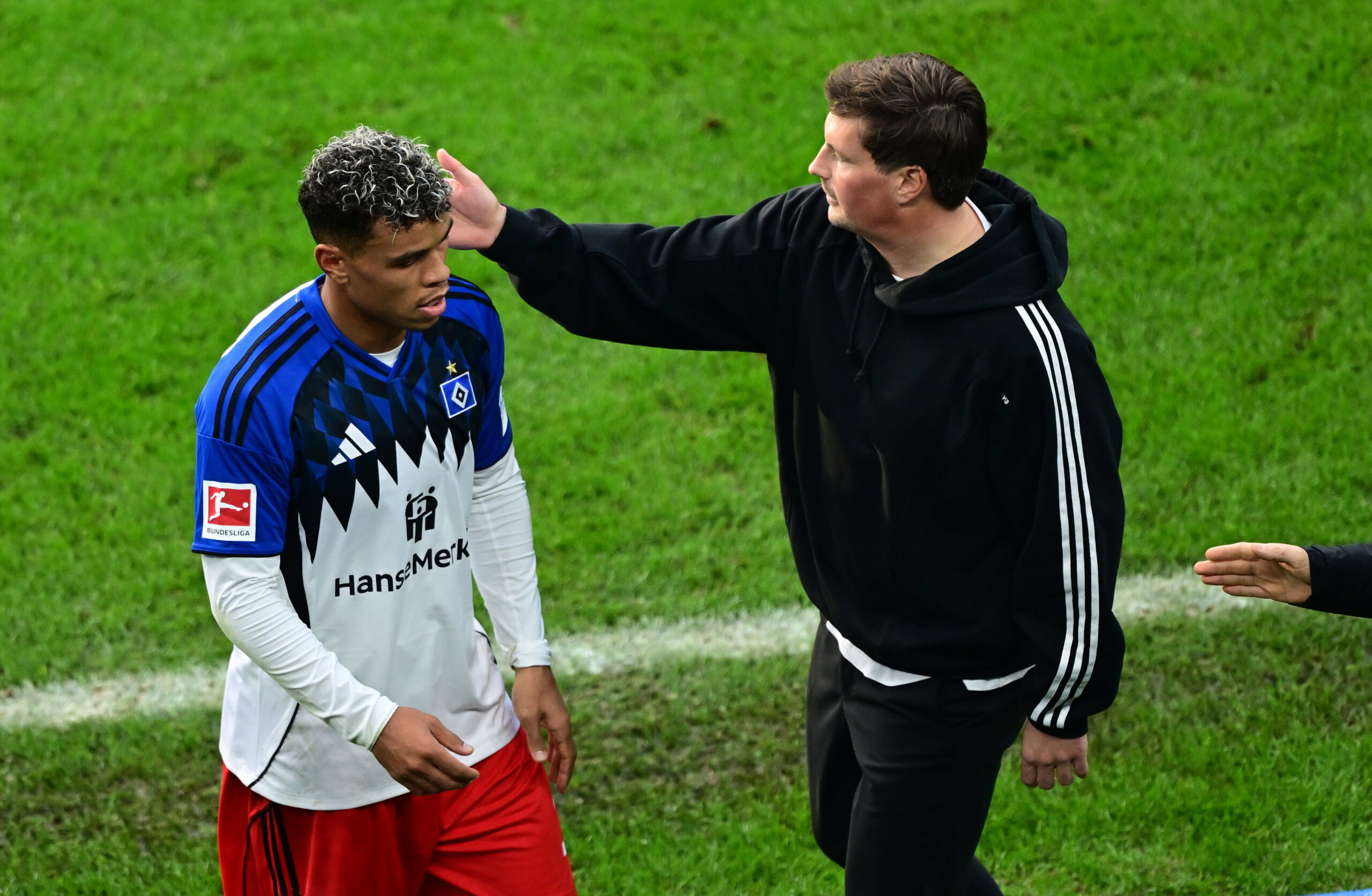 HSV-Trainer Merlin Polzin nimmt Angreifer Ransford Königsdörffer vom Platz.