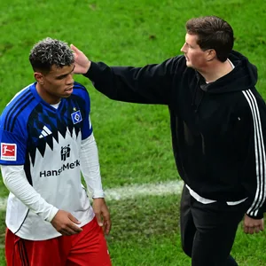 HSV-Trainer Merlin Polzin nimmt Angreifer Ransford Königsdörffer vom Platz.