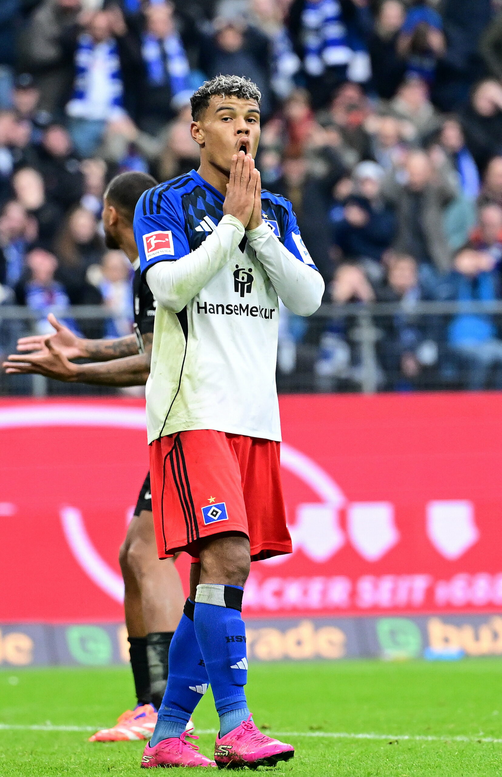 Ransford Königsdörffer hält sich die Hände vors Gesicht.