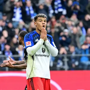 Ransford Königsdörffer hält sich die Hände vors Gesicht.