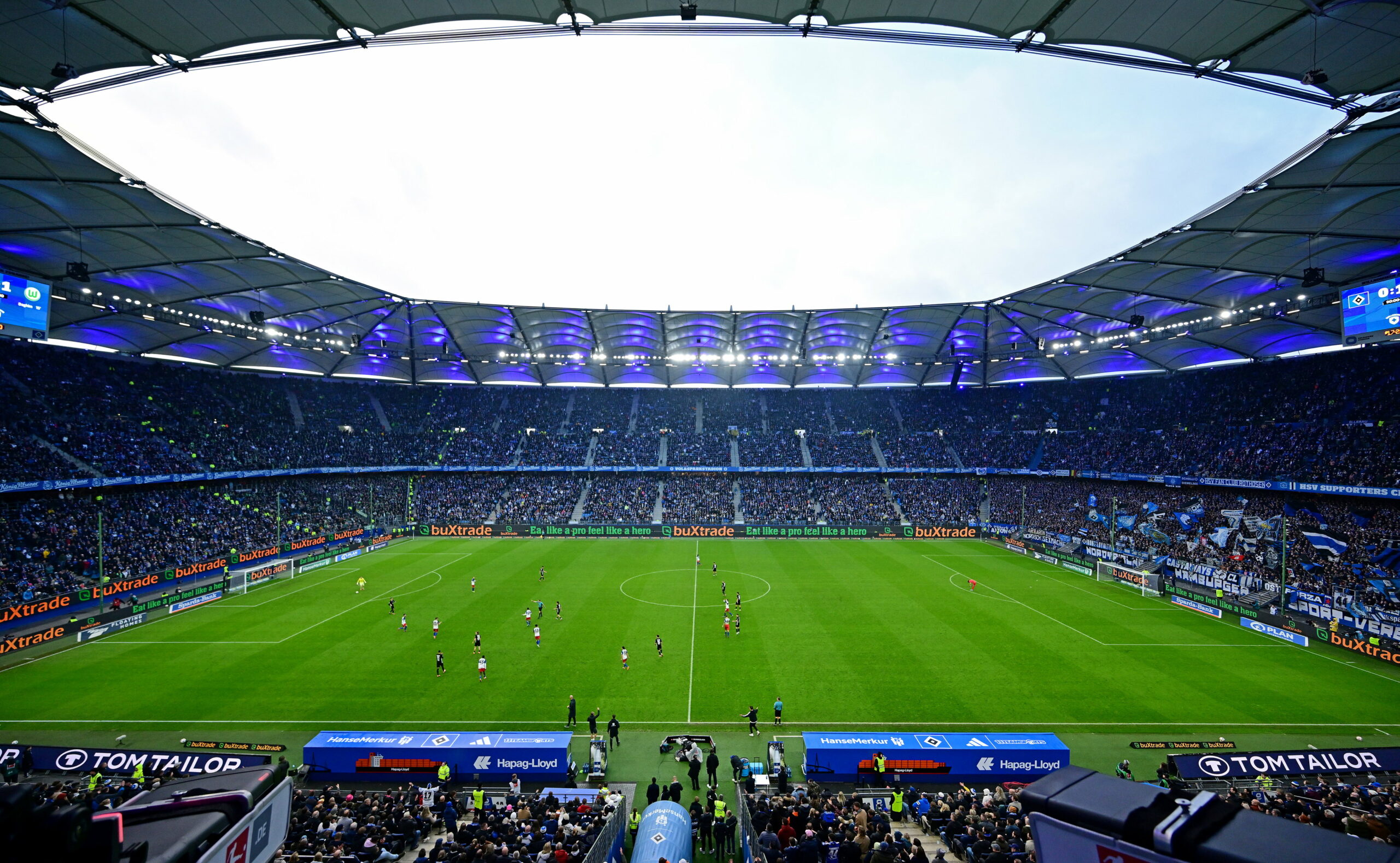 Das volle Volksparkstadion aus der Perspektive der Osttribüne