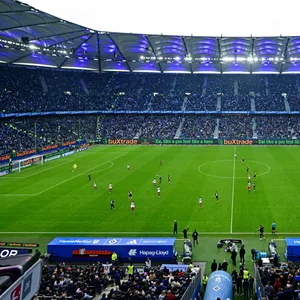 Das volle Volksparkstadion aus der Perspektive der Osttribüne