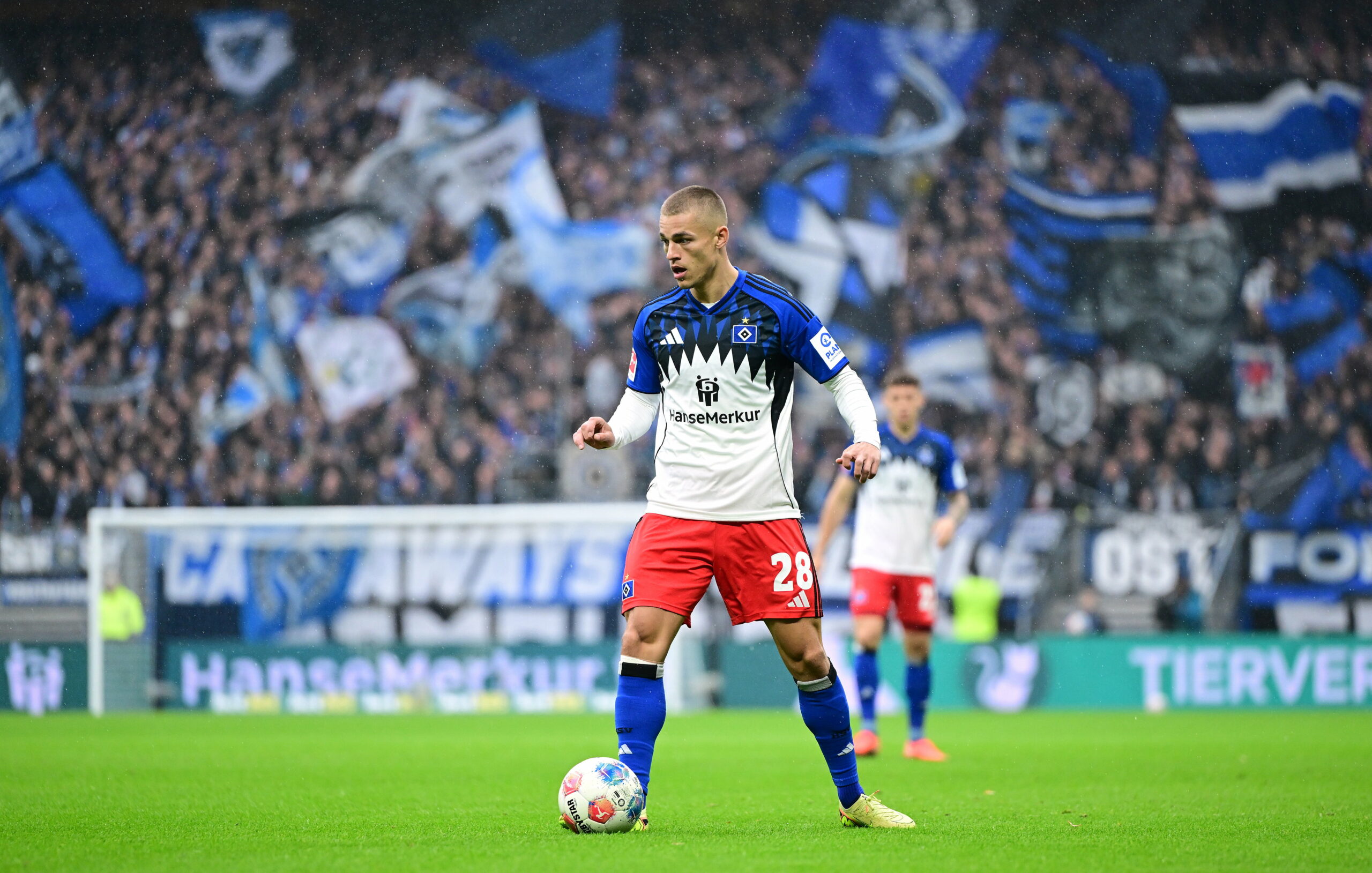 Miro Muheim hält nach einer Anspielmöglichkeit Ausschau.