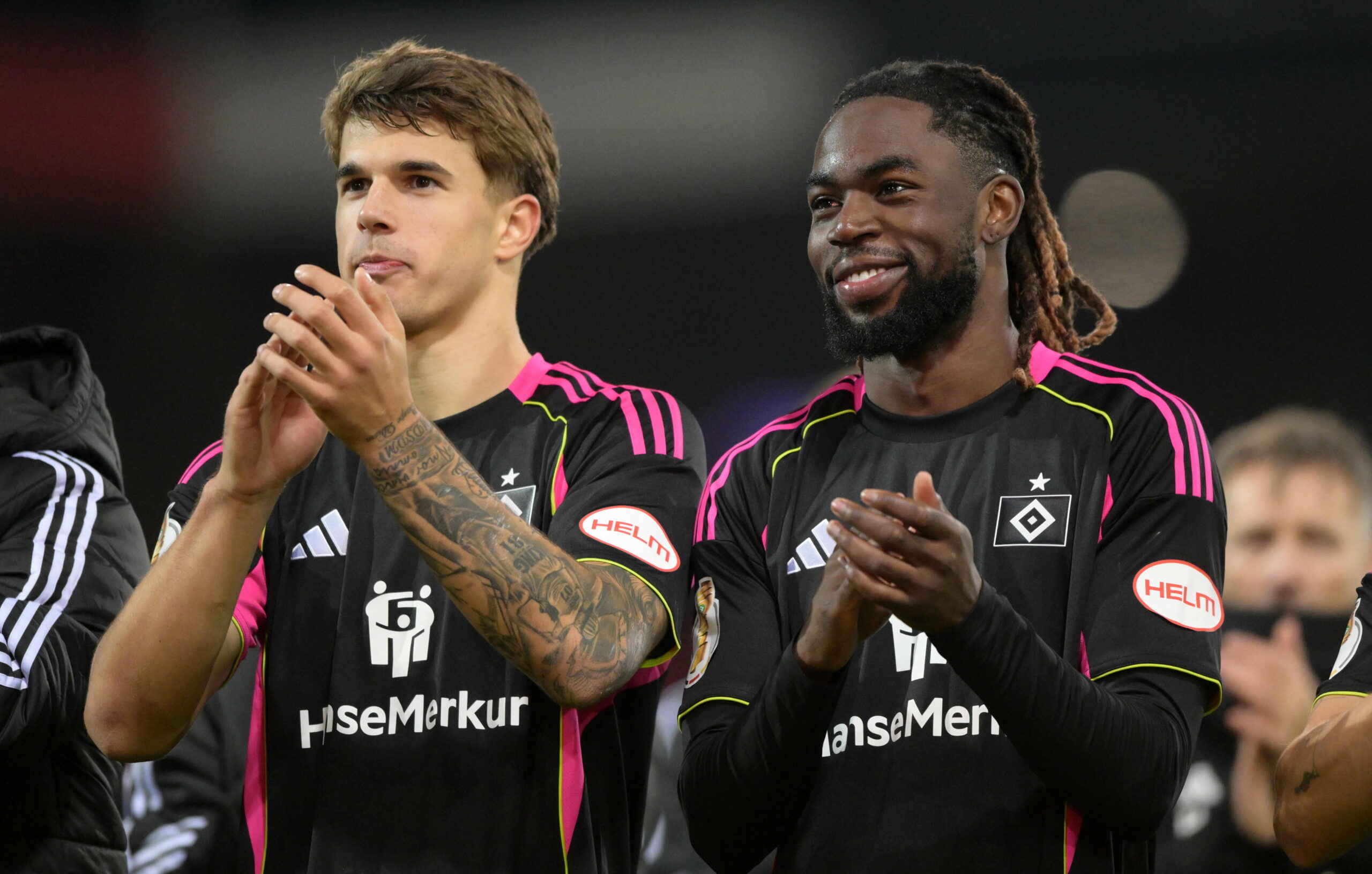 Die beiden HSV-Verteidiger Luka Vuskovic und Jordan Torunarigha klatschen in die Hände.