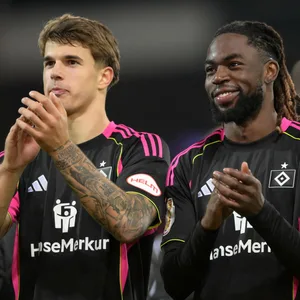 Die beiden HSV-Verteidiger Luka Vuskovic und Jordan Torunarigha klatschen in die Hände.