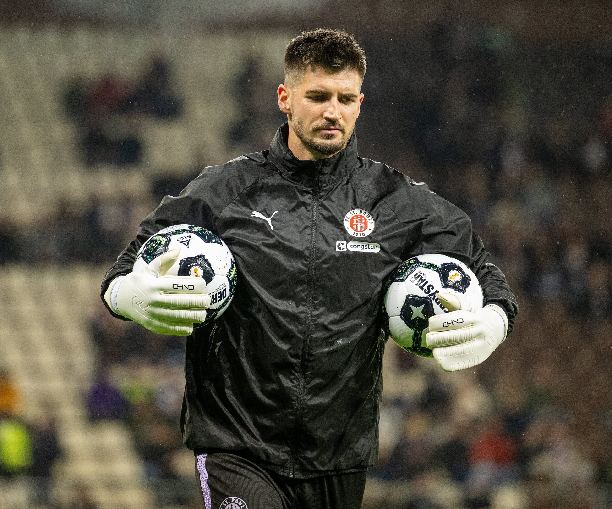 Nikola Vasilj vorm Warmmachen im Stadion