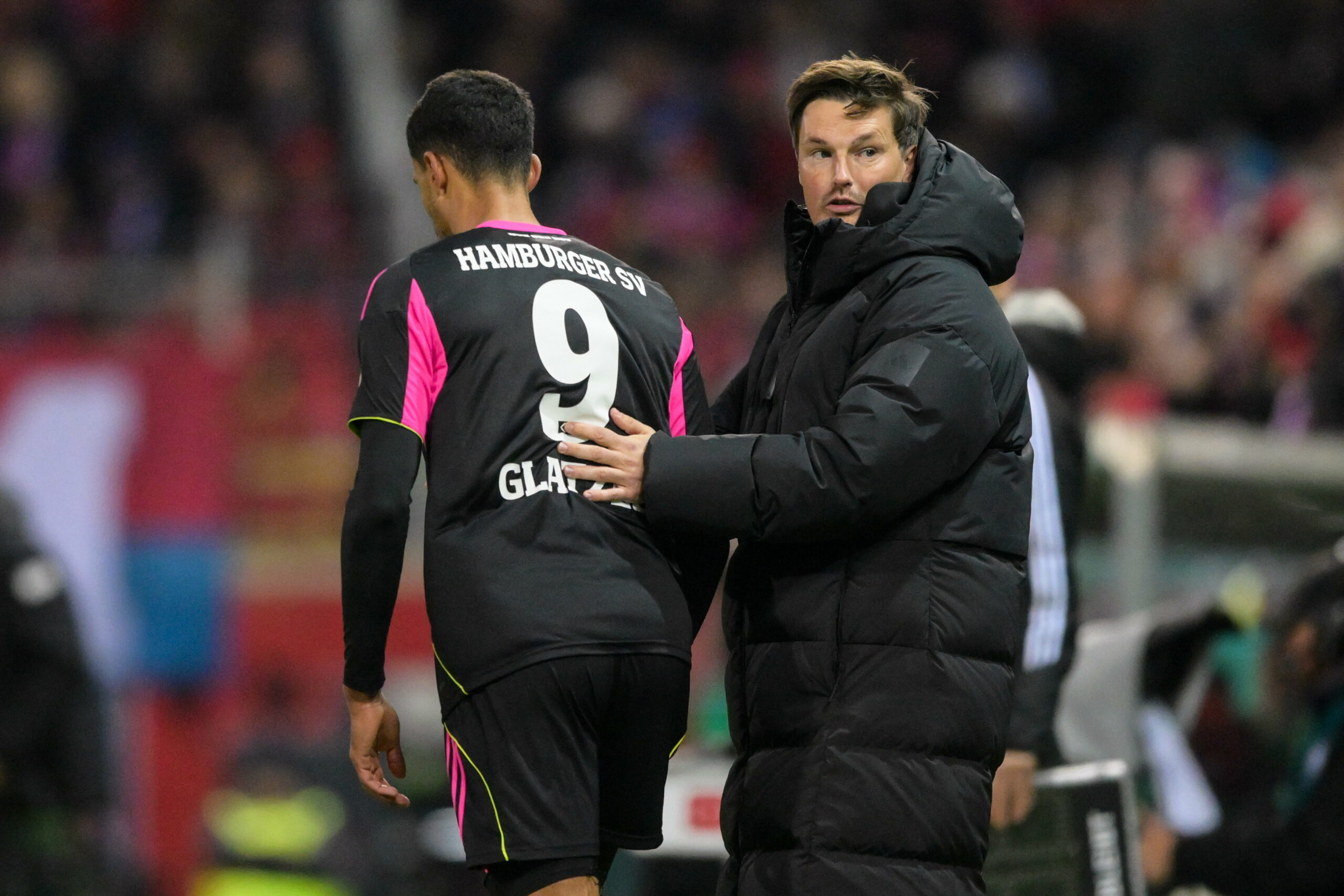 Merlin Polzin tätschelt Robert Glatzels Rücken