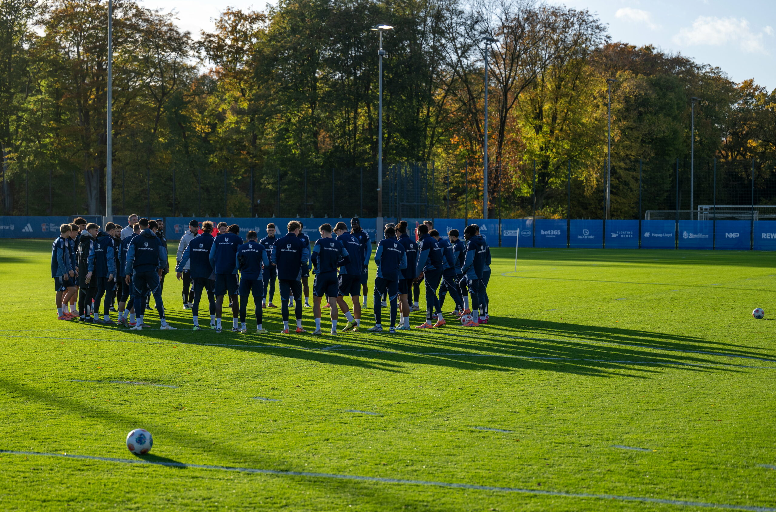Die HSV-Spieler bilden auf dem Trainingsplatz einen Kreis.