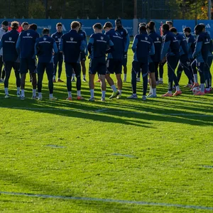 Die HSV-Spieler bilden auf dem Trainingsplatz einen Kreis.