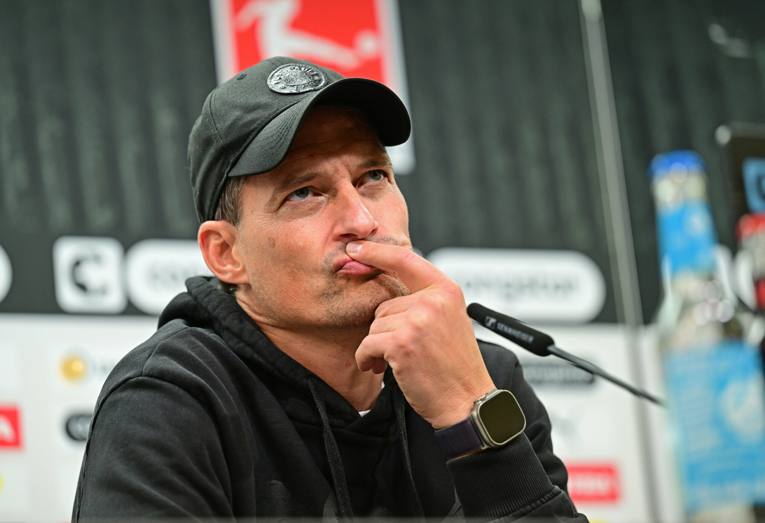 St. Pauli-Trainer Alexander Blessin auf der Pressekonferenz nach der Niederlage gegen Borussia Mönchengladbach