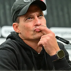 St. Pauli-Trainer Alexander Blessin auf der Pressekonferenz nach der Niederlage gegen Borussia Mönchengladbach