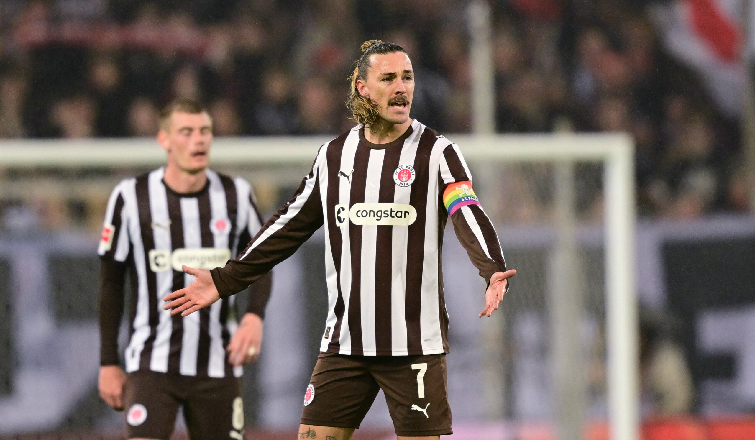 Jackson Irvine gestikuliert beim Spiel gegen Gladbach.