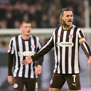 Jackson Irvine gestikuliert beim Spiel gegen Gladbach.