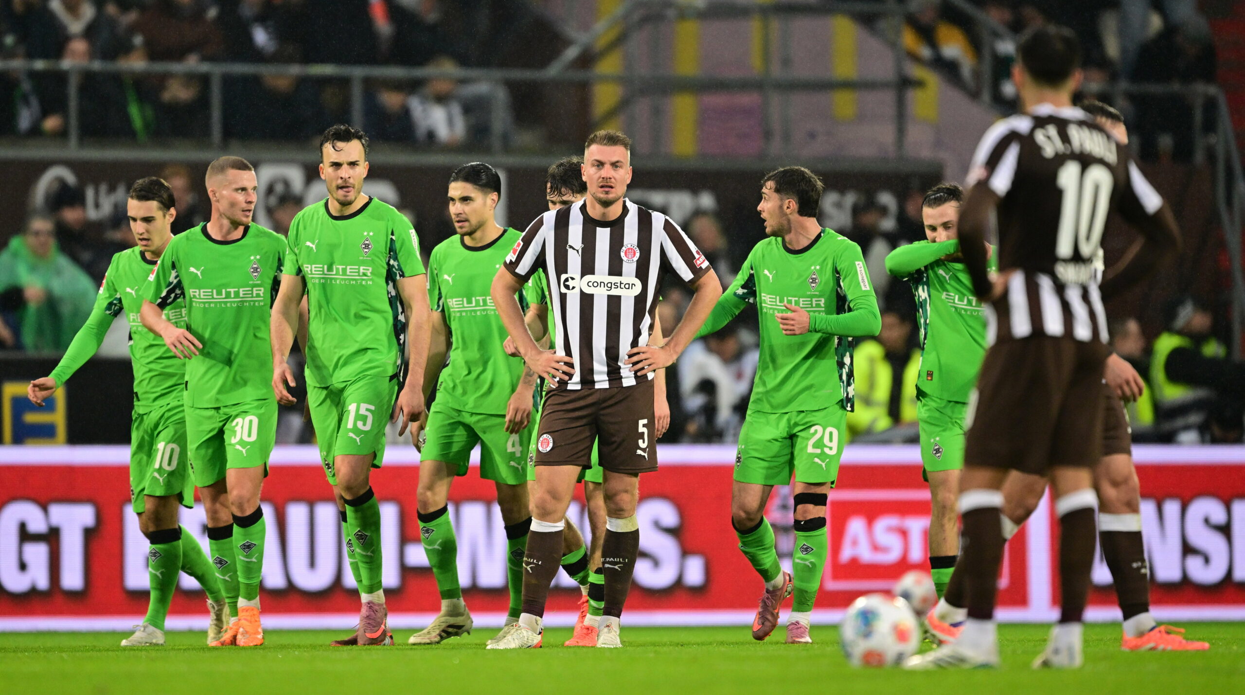 Hauke Wahl steht konsterniert zwischen Gladbacher Spielern