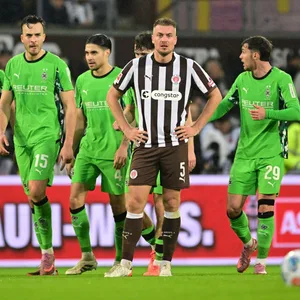 Hauke Wahl steht konsterniert zwischen Gladbacher Spielern