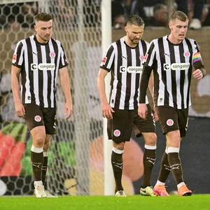 Die Spieler des FC St. Pauli reagieren enttäuscht auf die 0:4-Heimklatsche gegen Mönchengladbach
